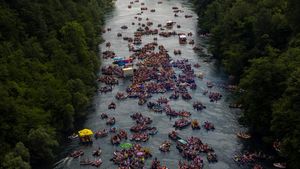 Ribuan Peserta Arungi Sungai Drina dalam Festival Tahunan di Serbia