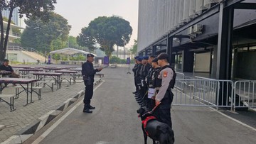 Brimob Polda Metro Sterilisasi Tenis Indoor Senayan, Amankan Konser Mitski