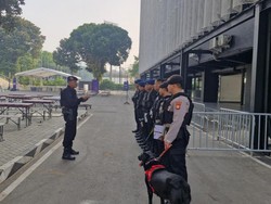 Brimob Polda Metro Sterilisasi Tenis Indoor Senayan, Amankan Konser Mitski