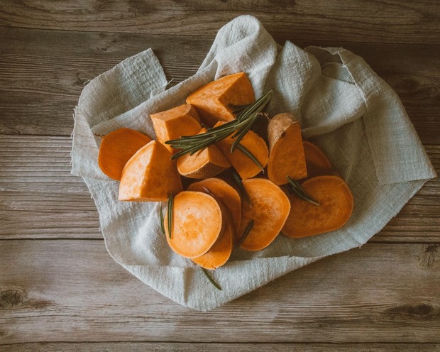 Ubi jalar termasuk makanan yang wajib dikonsumsi saat menstruasi karena kaya vitamin A, serat, dan karbohidrat kompleks sehingga membantu menjaga energi tetap stabil selama haid.