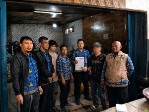 Terekam CCTV, Warga Jaksel Didenda Rp 500 Ribu karena Buang Sampah Sembarangan