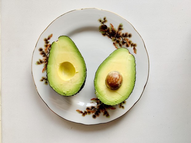 Alpukat, makanan tinggi serat dengan lemak sehat/Foto: Pexels.com/Elena Golovchenko Alpukat merupakan makanan tinggi serat yang juga mengandung lemak sehat untuk membantu menjaga kesehatan jantung pada penderita diabetes.