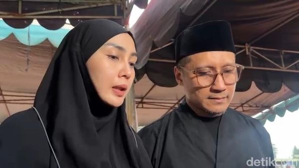 Duka Arie Untung dan Fenita Usai Ayah Meninggal Dunia
