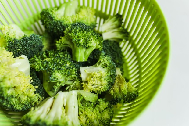 Brokoli, makanan tinggi serat untuk menjaga gula darah/Foto: Pexels.com/Polina Tankilevitch Brokoli adalah makanan tinggi serat yang rendah kalori, kaya vitamin, dan dapat membantu mendukung pola makan sehat bagi penderita diabetes.