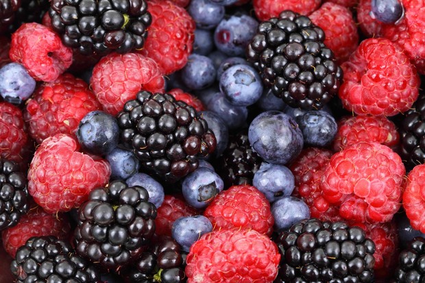 Buah beri, makanan tinggi serat dengan antioksidan tinggi/Foto: Pexels.com/Public Domain Pictures Buah beri termasuk makanan tinggi serat yang kaya antioksidan sehingga baik untuk menjaga kesehatan jantung sekaligus membantu mengontrol gula darah.