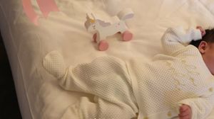Gaya Chelsea Islan Umumkan Kelahiran, Pamer Foto Baby Charlisze