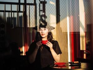 Chelsea Islan Hobi Nongkrong di Kafe, Minum Kopi hingga Ngemil Donat!