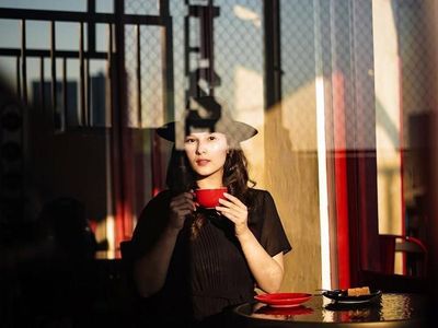 Chelsea Islan Hobi Nongkrong di Kafe, Minum Kopi hingga Ngemil Donat!