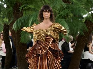 Dior Couture Fall/Winter 2026-2027, Gaun Mewah Sarat Eksperimen Artistik