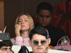 Viral Gaya Pacar Mbappe Pakai Seragam Timnas Prancis, Fotonya Langsung Dihapus