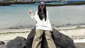 Gaya Off-duty Jisoo BLACPINK, Kaus Oblong dan Celana Longgar Jadi Andalan