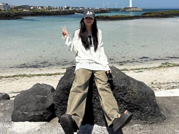 Gaya Off-duty Jisoo BLACPINK, Kaus Oblong dan Celana Longgar Jadi Andalan