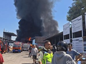 Detik-detik Penyelamatan 7 Karyawan Saat Kebakaran Pabrik Sandal di Kebakkramat
