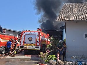 Kebakaran Pabrik Sandal di Karanganyar Diduga Akibat Korsleting