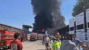 Pabrik Sandal Porto di Karanganyar Terbakar, Asap Hitam Membubung Tinggi