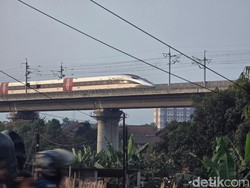 Layang-layang Ganggu Perjalanan Whoosh, Sempat Terhenti di Cimahi