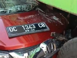 Mobil Dikendarai Pasutri Tabrak Truk Antre BBM di Jalan Ahmad Yani Parepare