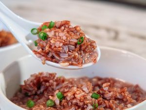 5 Tips Memasak Beras Merah agar Pulen Empuk, Makan Makin Nikmat