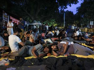 New Delhi Bergejolak, Aktivis Mogok Makan Dipindahkan ke Rumah Sakit