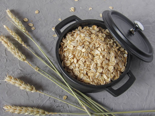 Oatmeal, makanan tinggi serat untuk bantu kelola diabetes/Foto: Pexels.com/Karyna Panchenko Oatmeal merupakan makanan tinggi serat yang mengandung beta-glukan untuk membantu meningkatkan kerja insulin, menjaga kadar gula darah tetap stabil, sekaligus membuat kenyang lebih lama.