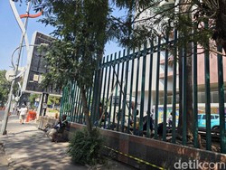 Blak-blakan Hasto hingga Sederet Alasan Mal di Surabaya Dipagari