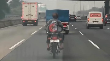 Viral Pemotor Tak Pakai Helm Nyelonong Masuk Tol Jagorawi