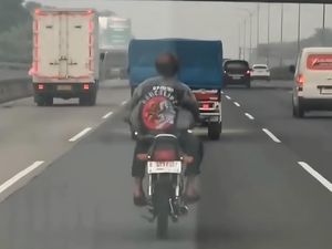 Video: Aksi Nekat Pemotor Nyelonong Masuk Tol Jagorawi
