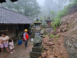 Tanah Longsor-Pohon Tumbang Landa Karangasem gegara Hujan Deras