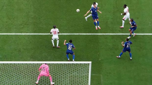 Prancis vs Inggris Gol sundulan Ezri Konsa bawa Inggris unggul 2-0 atas Prancis.