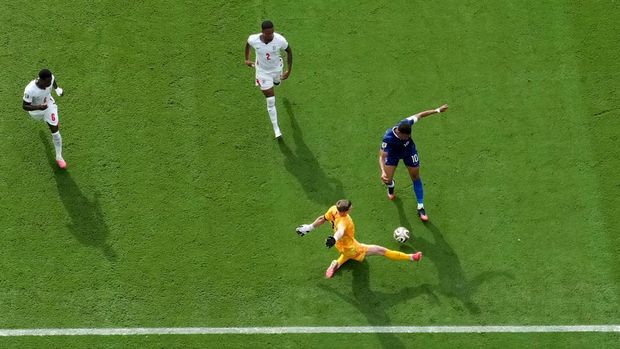Prancis vs Inggris Kylian Mbappe punya peluang bagus, namun lebih dulu offside.