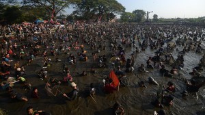Ribuan Warga Serbu Festival Memet Ikan 2026, Dua Ton Ikan Ludes Jadi Rebutan