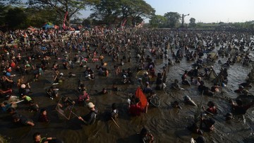 Ribuan Warga Serbu Festival Memet Ikan 2026, Dua Ton Ikan Ludes Jadi Rebutan