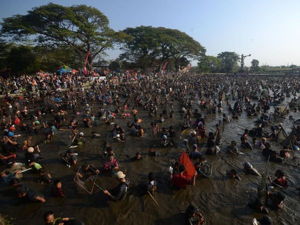 Ribuan Warga Serbu Festival Memet Ikan 2026, Dua Ton Ikan Ludes Jadi Rebutan