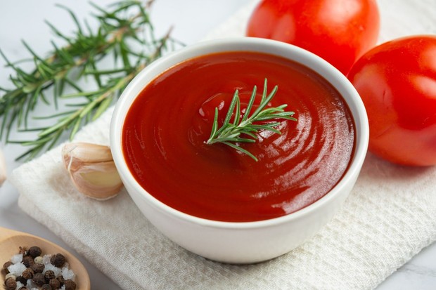 Saus tomat menjadi bumbu penyelamat yang praktis karena mampu menyeimbangkan rasa manis, asam, dan gurih dalam berbagai jenis masakan.