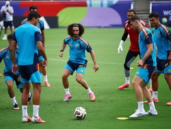 Hujan Badai, Spanyol Batalkan Latihan Terakhir Jelang Final Piala Dunia