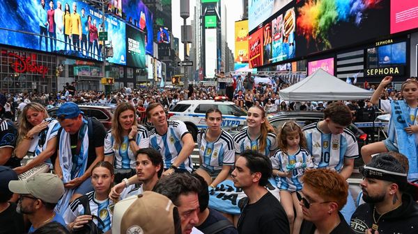 Times Square Membiru, Suporter Argentina Padati Jantung New York Jelang Final Piala Dunia