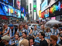 Times Square Membiru, Suporter Argentina Padati Jantung New York Jelang Final Piala Dunia