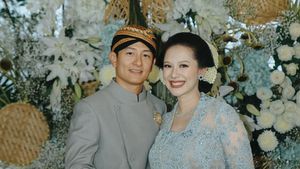 Foto Mitoni 7 Bulanan Istri Pembalap Rio Haryanto, Anggun Berkebaya Baby Blue