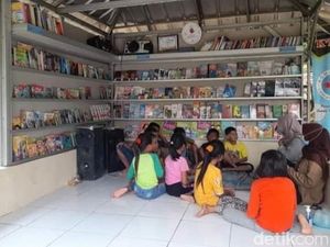 Menjaga Nyala Literasi dari Saung Kecil di Tepi Sungai Cimanuk