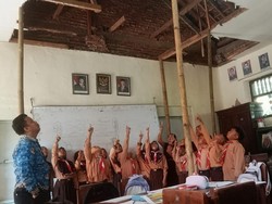 Atap Kelas SDN Klepu 2 Malang Ambrol, Puluhan Siswa Belajar di Musala