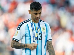Momen Cristian Romero Cuekin Jabat Tangan Trump