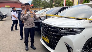 Deretan Mobil Mewah Disita Polisi dari Sindikat Judi Online di Jabar