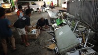 Mobil Hantam Sejumlah Gerobak PKL di Pasar Tawangsari Sukoharjo