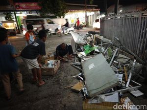Mobil Hantam Sejumlah Gerobak PKL di Pasar Tawangsari Sukoharjo