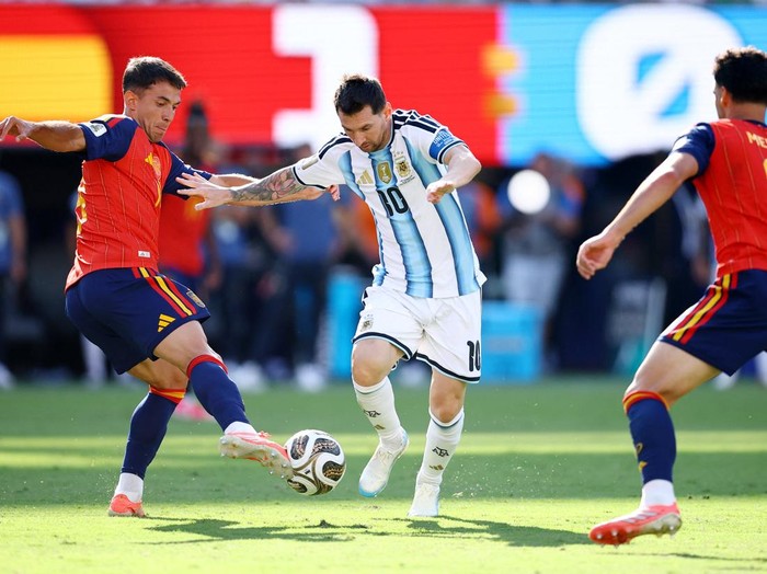 Soccer Football - FIFA World Cup 2026 - Final - Spain v Argentina - New York/New Jersey Stadium, East Rutherford, New Jersey, U.S. - July 19, 2026 Spain's Martin Zubimendi in action with Argentina's Lionel Messi REUTERS/Agustin Marcarian