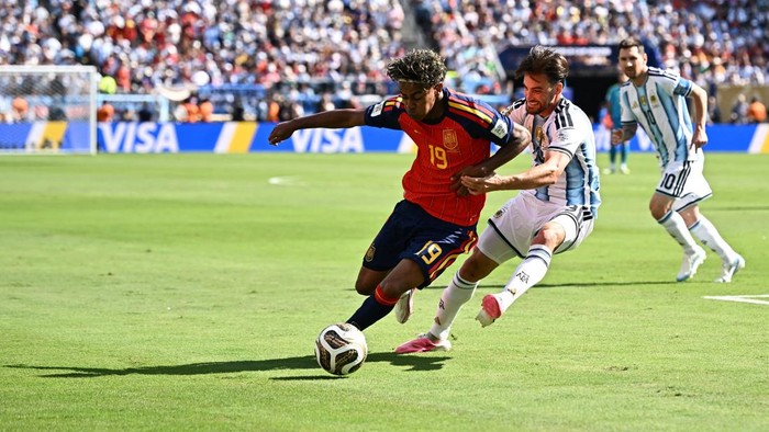 Soccer Football - FIFA World Cup 2026 - Final - Spain v Argentina - New York/New Jersey Stadium, East Rutherford, New Jersey, U.S. - July 19, 2026 Spain's Lamine Yamal in action with Argentina's Nicolas Tagliafico REUTERS/Dylan Martinez