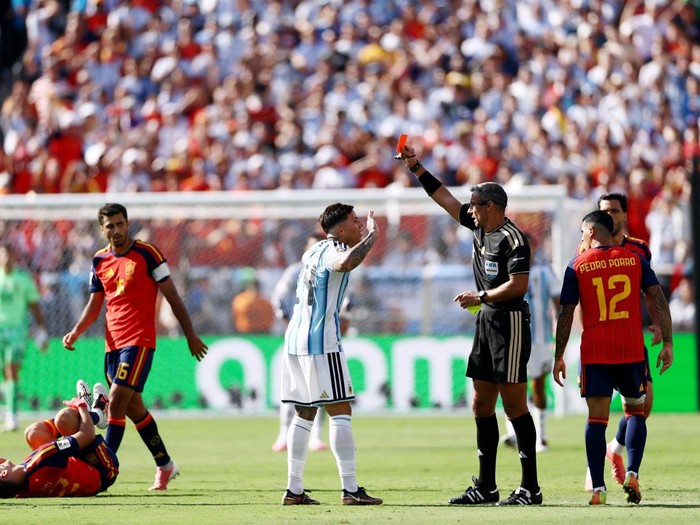Soccer Football - FIFA World Cup 2026 - Final - Spain v Argentina - New York/New Jersey Stadium, East Rutherford, New Jersey, U.S. - July 19, 2026 Argentina's Enzo Fernandez is shown a red card by referee Slavko Vincic REUTERS/Lee Smith