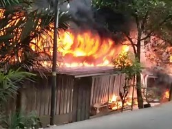 Gudang Onderdil di Tajurhalang Bogor Kebakaran, Asap Hitam Membubung Tinggi