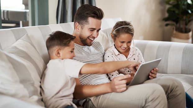 ilustrasi orang tua sama anak main/nonton di gadget bareng-bareng