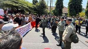 Jalan Hasanudin Kota Kediri Ditutup Akibat Aksi Demo